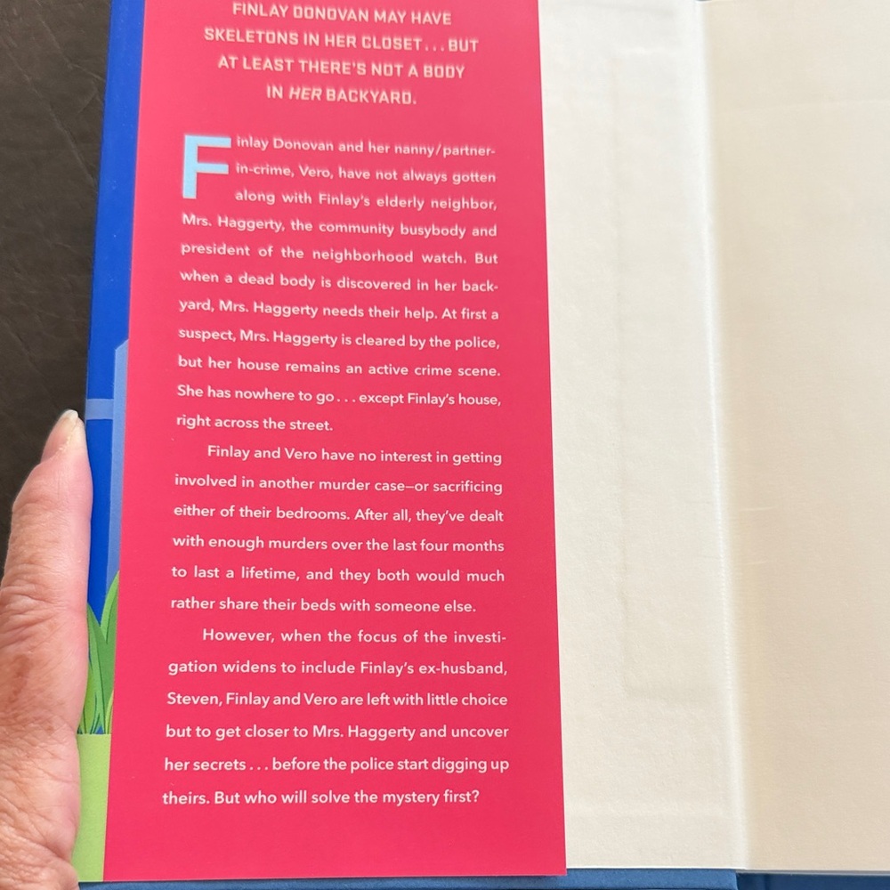 Finlay Donovan Digs Her Own Grave by Elle Cosimano Hardcover - Picture 2 of 2